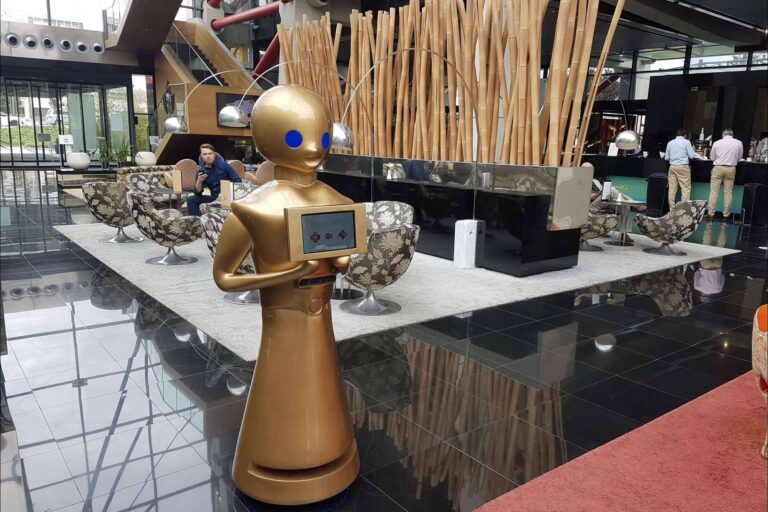 La recepción de huéspedes en un hotel con un robot recepcionista es posible gracias a Futura Vive