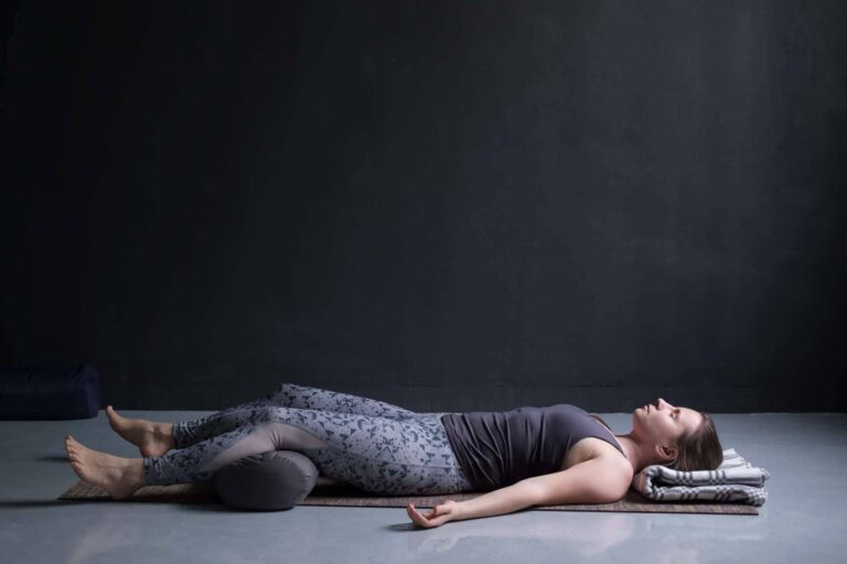 ¿De qué se trata el yoga nidra y cómo contribuye a la salud?