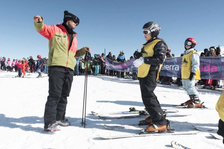 Snowmotion ofrece clases y alquiler de equipos de snowboard y esquí