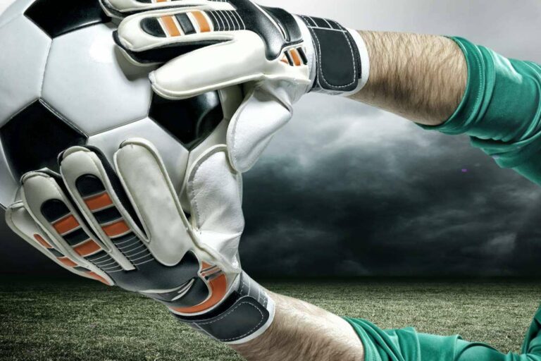 Soccerfactory permite encontrar los guantes de porteros de las mejores marcas