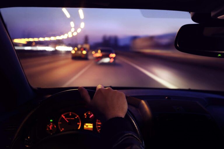 Consejos, riesgos y beneficios de conducir de noche, por SF Motor Premium