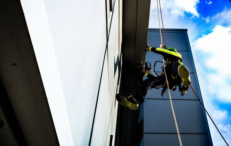 Workprotec expone cuáles son los riesgos y medidas de seguridad en los trabajos verticales