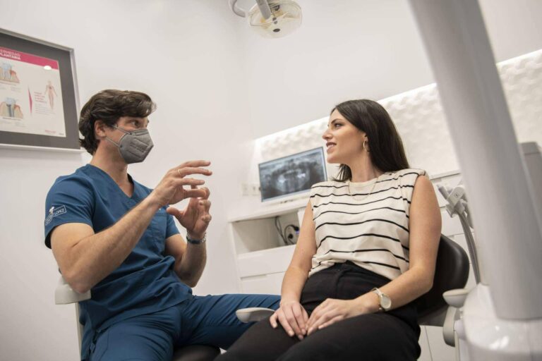 La Clínica dental Eduardo López indica cuáles son los riesgos y las consecuencias de un blanqueamiento dental casero