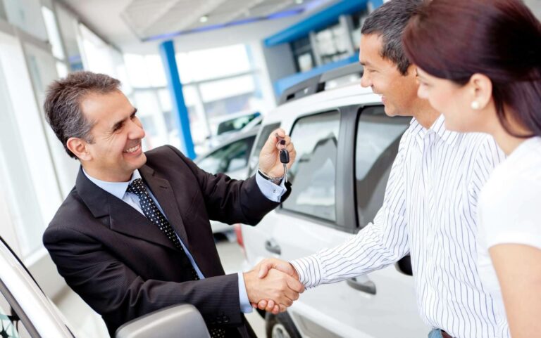 El equipo profesional de personal shoppers de M Burgos CARS asesora sobre la compra de un coche de segunda mano