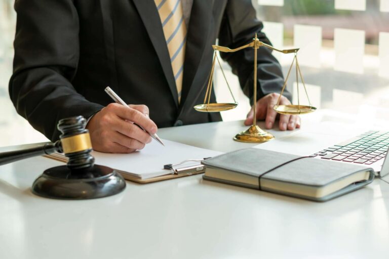 Los asesores jurídicos de Cano & Pujol se encargan de los trámites jurídicos relacionados con la compraventa de un inmueble