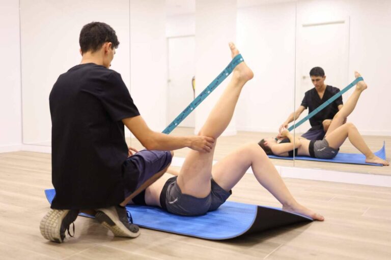 Carlos, fisioterapeuta deportivo y gerente de Clínica Axial, centro de Fisioterapia deportiva y rehabilitación en Barcelona, explica como trabaja un fisioterapeuta deportivo