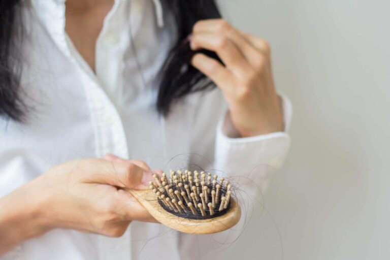 Enfrentar la caída del cabello con los productos microbioma capilar que fabrica y distribuye AYDOAGUA