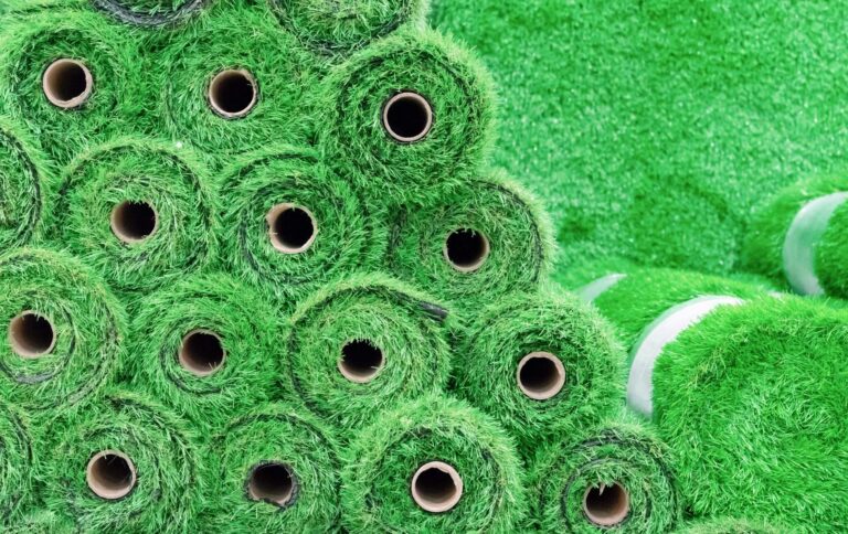 Descubrir las sorprendentes ventajas del césped artificial para el jardín con los expertos de JardínVertical.es