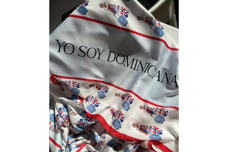 Gifinas y su pañuelo de esencia dominicana expuesto en la feria Fitur