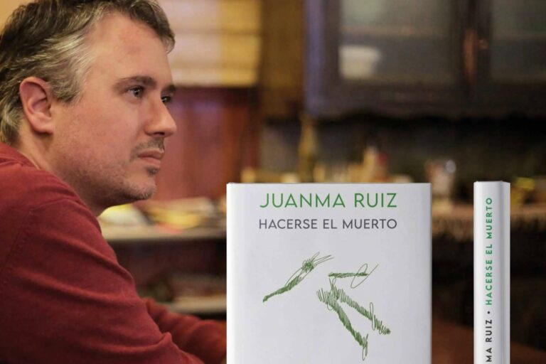 Llega ‘Hacerse el muerto’, el nuevo libro de Juanma Ruiz; ‘Tengo una fe renovada en el poder de la poesía’
