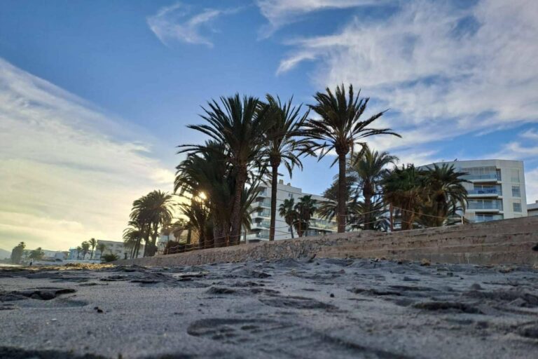 En primera línea de la playa d’En Bossa; oportunidad de inversión de viviendas y garajes en Ibiza