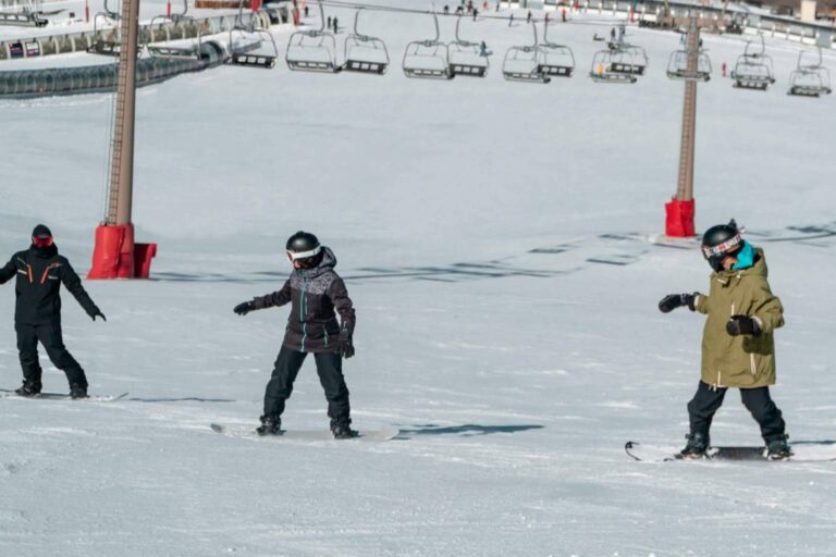 Sierra Nevada Adventure & Ski ofrece clases de snowboard para todas las edades