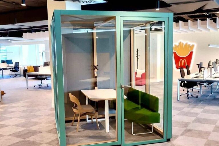 Diseño de interiores personalizado para espacios de trabajo actuales, con CHAVSA